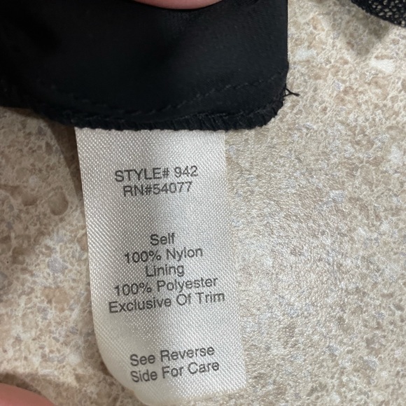 ⭐️ CAbi Style #942 Sleeveless Lace Blouse Tank with built in cami. - Picture 10 of 10